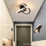 plafonnier LED design à anneaux entrelacés.